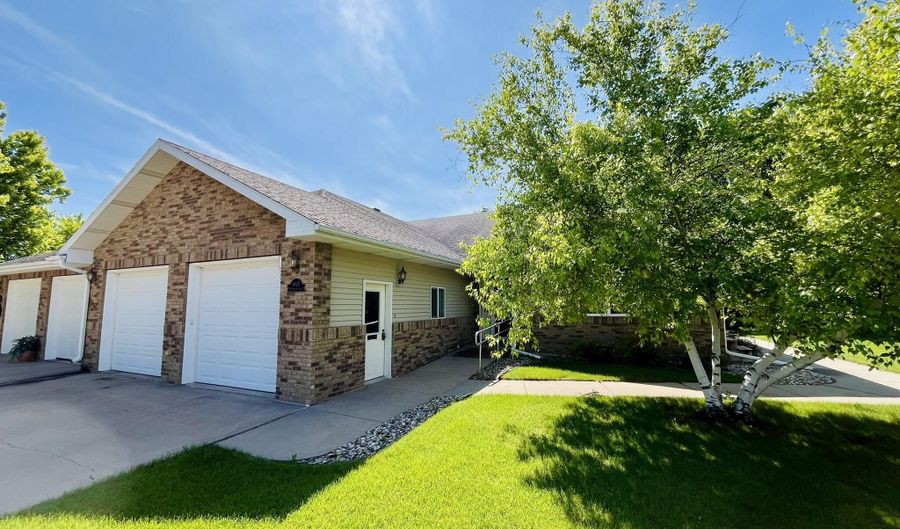 1024 Birchwood Ln, Aberdeen, SD 57401 - 2 Beds, 2 Bath