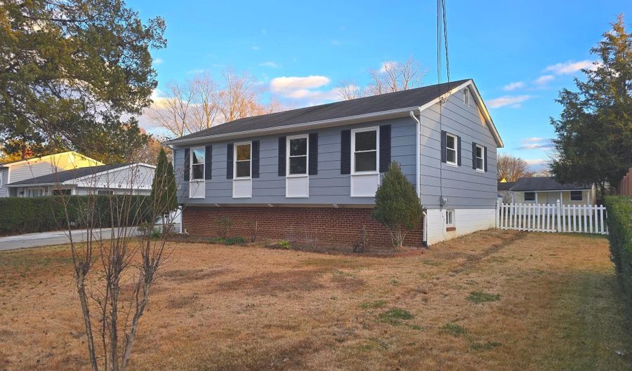 4813 LAWRENCE St, Alexandria, VA 22309 - 4 Beds, 2 Bath