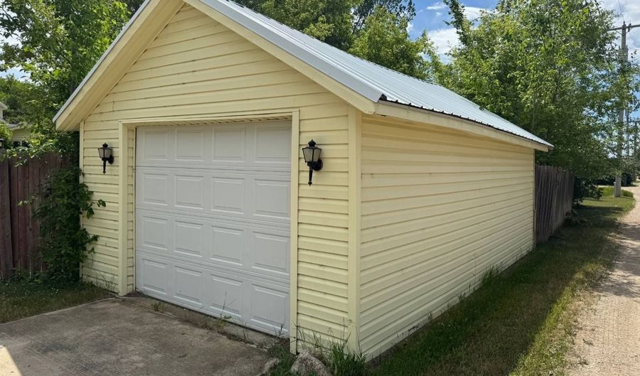 1002 Main St, Bottineau, ND 58318 - 3 Beds, 2 Bath