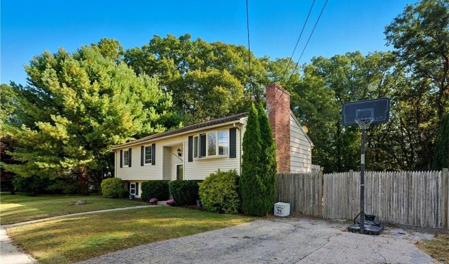 37 Carriage Rd, Cranston, RI 02920 - 4 Beds, 2 Bath