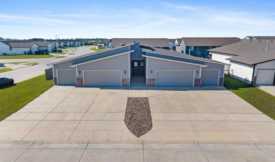 5283 N Toben Ct, Bel Aire, KS 67226 - 3 Beds, 2 Bath