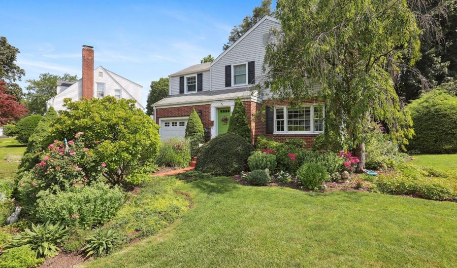 22 Concord Rd, Danbury, CT 06810 - 3 Beds, 2 Bath