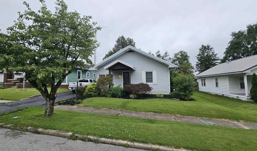 813 W 4th St, Bicknell, IN 47512 - 3 Beds, 2 Bath