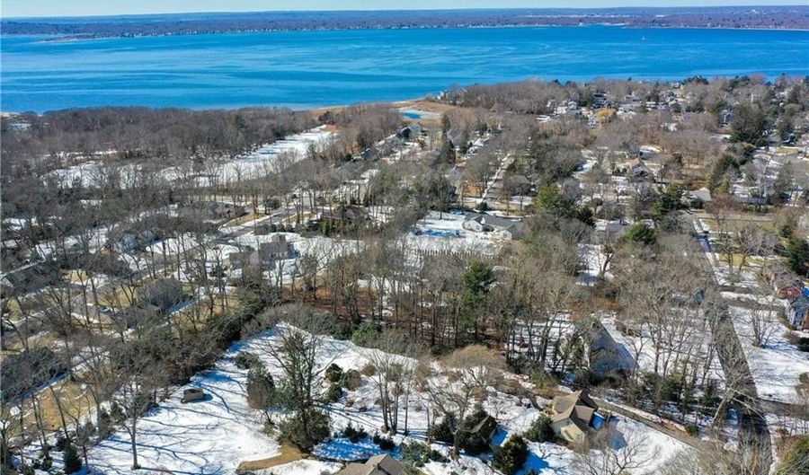 29 N Lake Dr, Barrington, RI 02806 - 2 Beds, 2 Bath