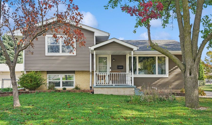 1309 6th Ave SE, Altoona, IA 50009 - 4 Beds, 2 Bath