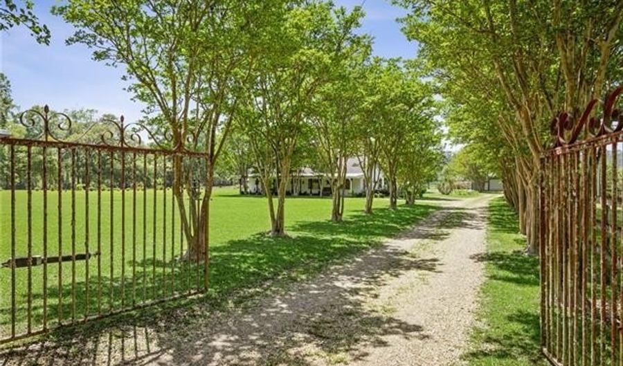74307 JACK LLOYD Rd, Abita Springs, LA 70420 - 2 Beds, 2 Bath