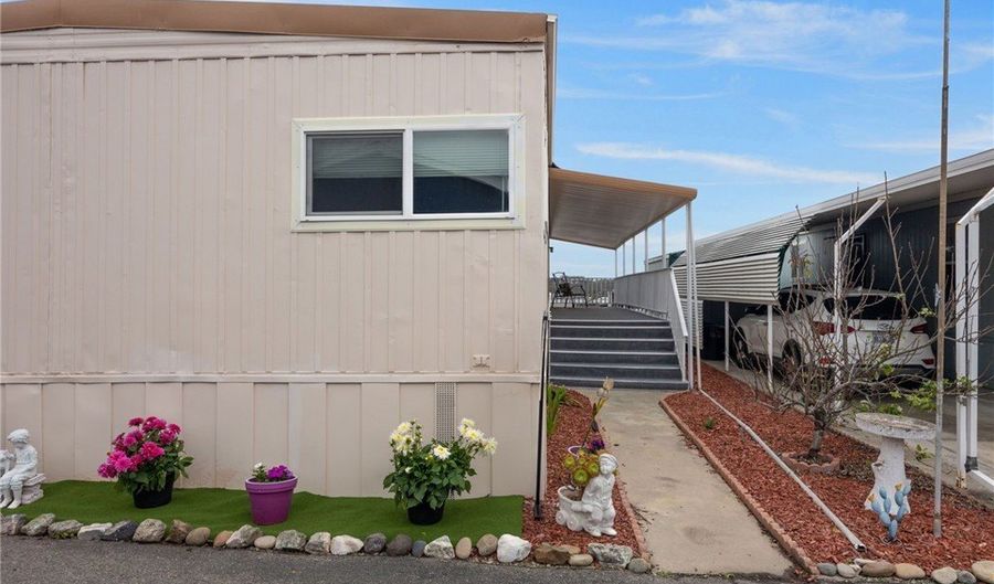 127 Brookside Ln, Oceanside, CA 92056 - 2 Beds, 2 Bath