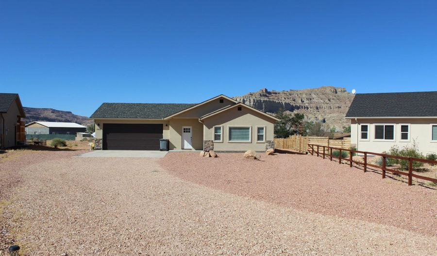 1015 E Canyon Dr, Big Water, UT 84741 - 3 Beds, 2 Bath