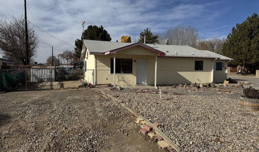 617 N KIRBY St, Bloomfield, NM 87413 - 4 Beds, 1 Bath