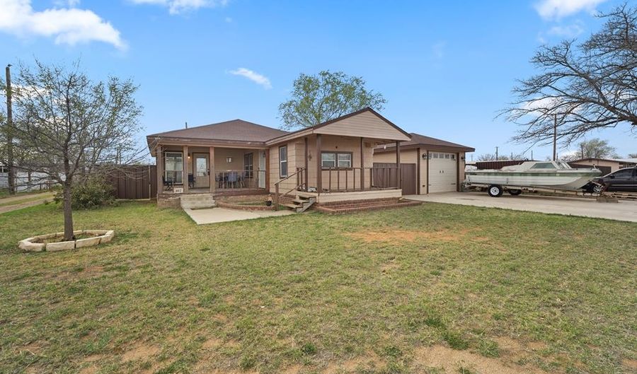 402 SW 2nd St, Andrews, TX 79714 - 5 Beds, 3 Bath