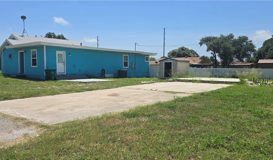 402 S Saunders St, Aransas Pass, TX 78336 - 3 Beds, 2 Bath