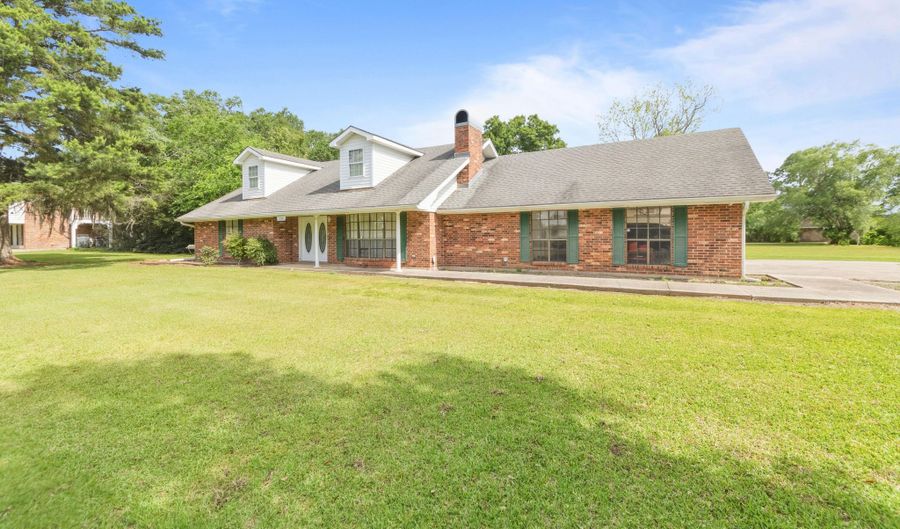 16335 W La Hwy 330, Abbeville, LA 70510 - 4 Beds, 3 Bath