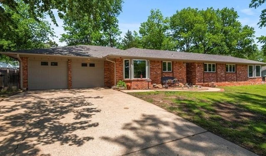 2318 Dorchester Dr, Bartlesville, OK 74006 - 4 Beds, 3 Bath
