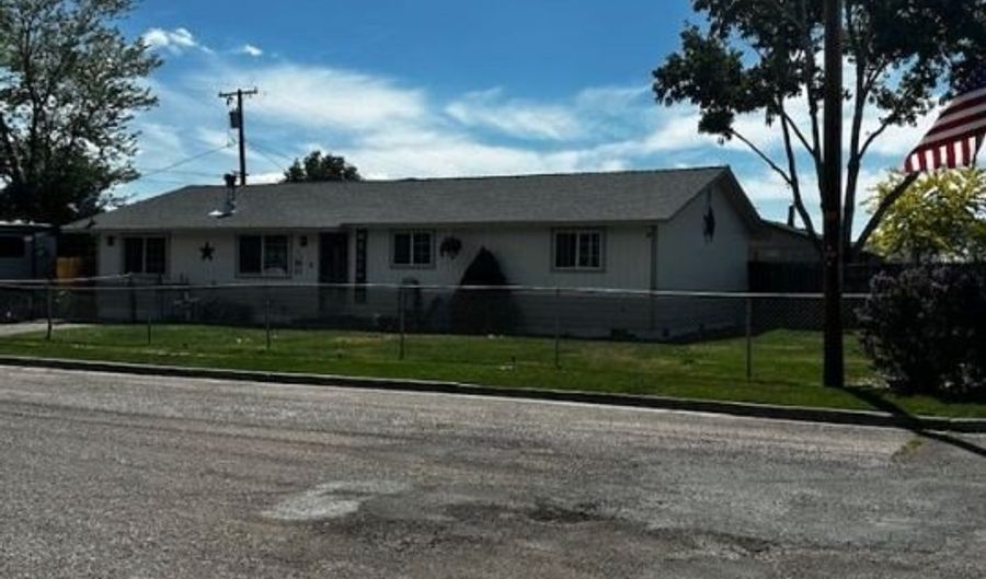 801 Smith St, Alturas, CA 96101 - 3 Beds, 2 Bath