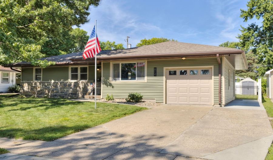814 SE Oak Dr, Ankeny, IA 50021 - 3 Beds, 2 Bath