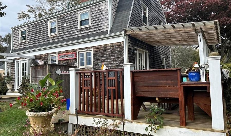7 Boulevard E, Middletown, RI 02842 - 3 Beds, 2 Bath