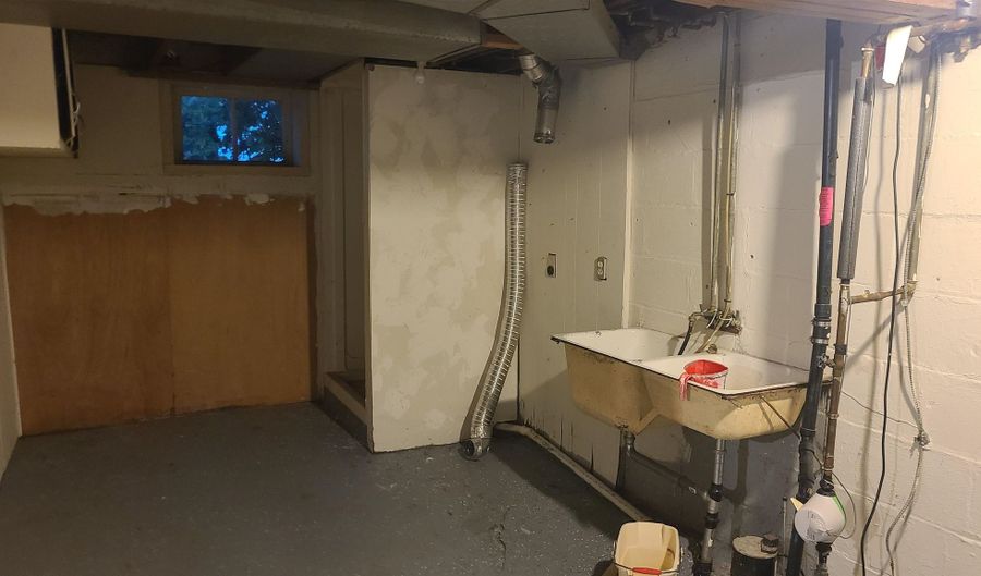 1326 W SPENCER St, Appleton, WI 54914 - 3 Beds, 1 Bath