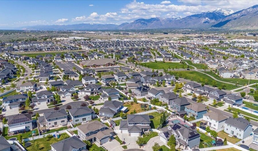 1046 W Hero Ct, Bluffdale, UT 84065 - 6 Beds, 3 Bath