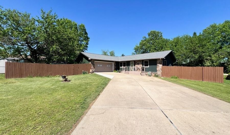 304 MONTGOMERY Ave, Mountain Home, AR 72653 - 3 Beds, 2 Bath