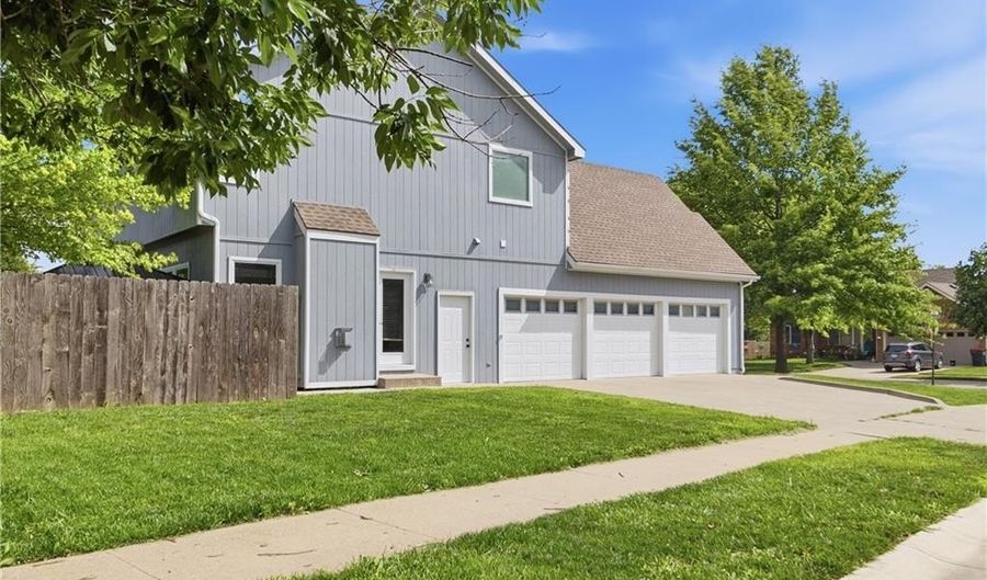 1820 N 160th St, Basehor, KS 66007 - 4 Beds, 3 Bath