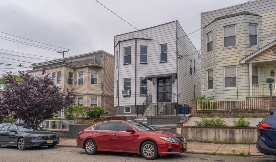 52 E 48TH St, Bayonne, NJ 07002 - 6 Beds, 2 Bath
