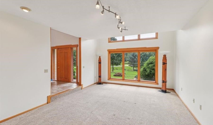 32335 Wildwood Dr, Adel, IA 50003 - 5 Beds, 4 Bath
