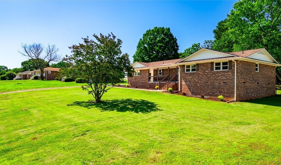 221 Greenland Rd, Anderson, SC 29626 - 3 Beds, 2 Bath