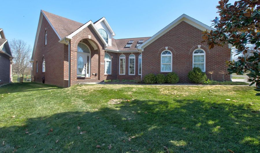 302 Briarwood Ln, Winchester, KY 40391 - 3 Beds, 4 Bath