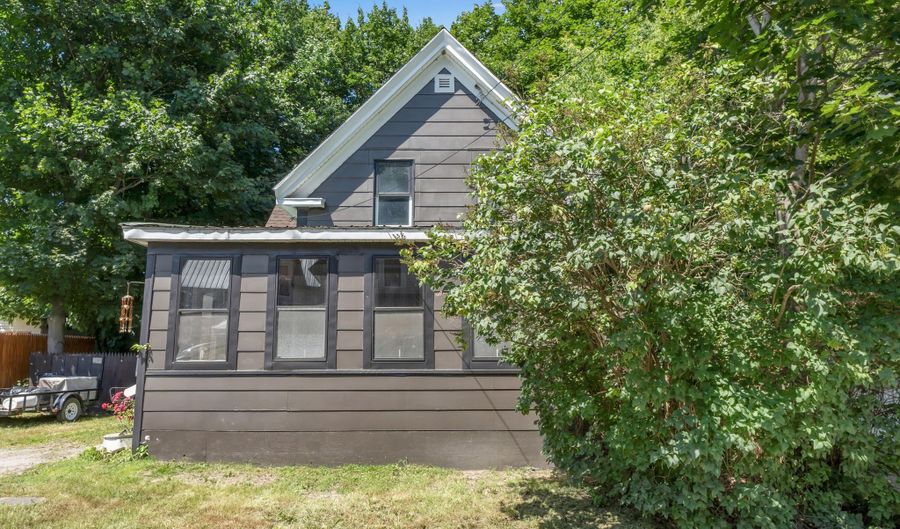 24 Center St, Augusta, ME 04330 - 3 Beds, 1 Bath