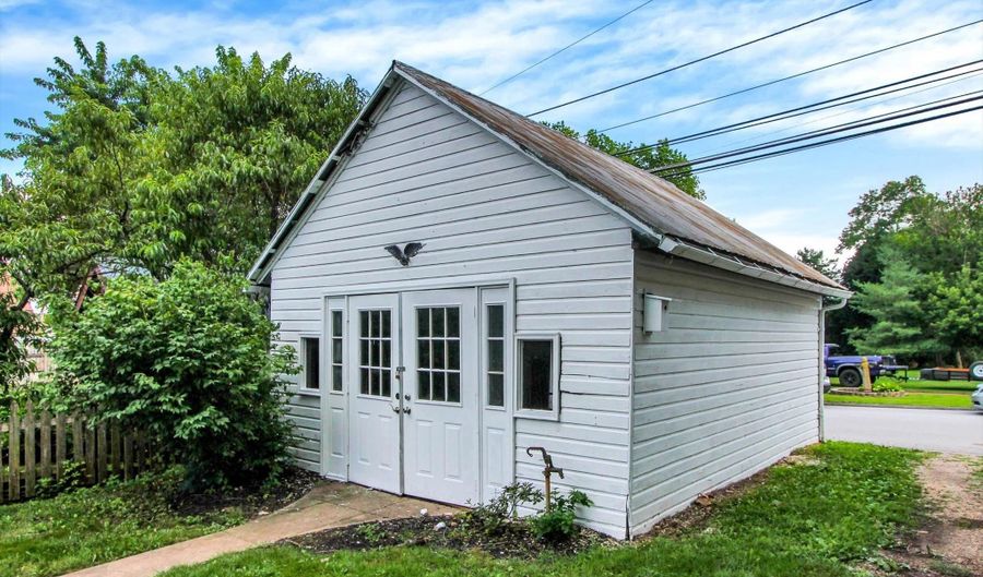 13 E KING St, Abbottstown, PA 17301 - 3 Beds, 2 Bath