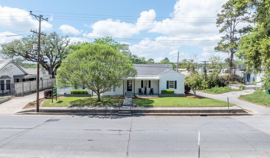 200 S Main St, Abbeville, LA 70510 - 0 Beds, 3 Bath
