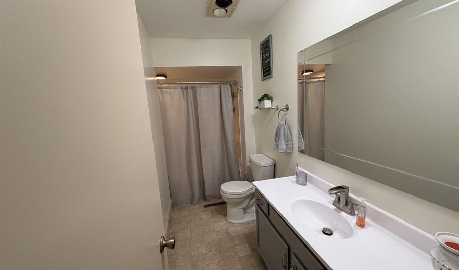 907 BALDWIN Dr, Cheyenne, WY 82001 - 4 Beds, 2 Bath