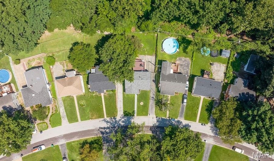 7133 Circleview Dr, Affton, MO 63123 - 2 Beds, 2 Bath