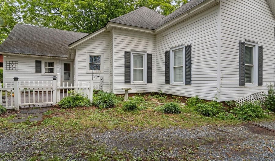 819 Corbin St, Albemarle, NC 28001 - 2 Beds, 1 Bath