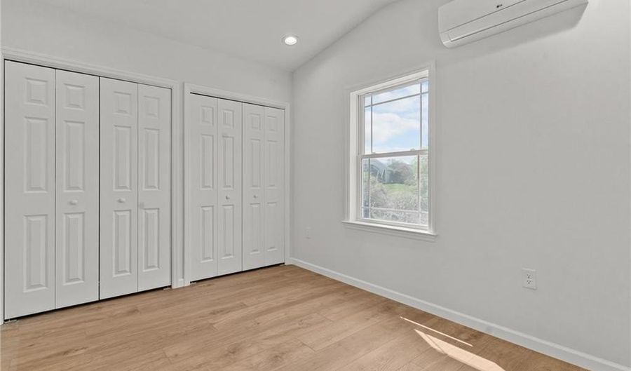 64 Burnside Ave, Narragansett, RI 02882 - 1 Beds, 1 Bath