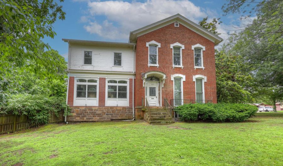 709 E 12th St, Baxter Springs, KS 66713 - 3 Beds, 3 Bath