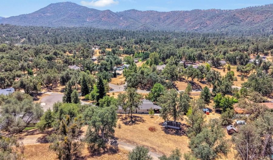 41820 Dillon Cir, Ahwahnee, CA 93601 - 4 Beds, 3 Bath
