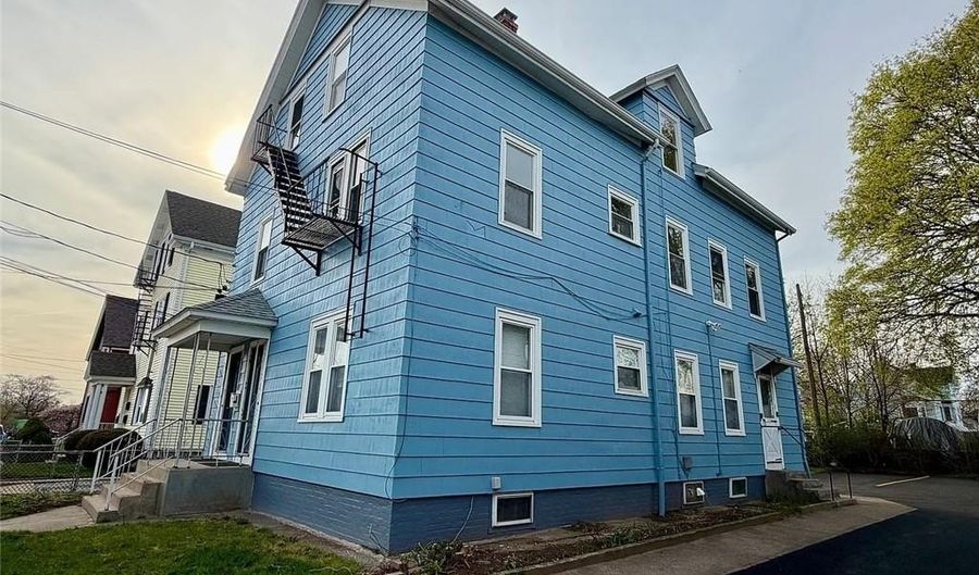 13 Elizabeth St 3, Cumberland, RI 02864 - 3 Beds, 1 Bath