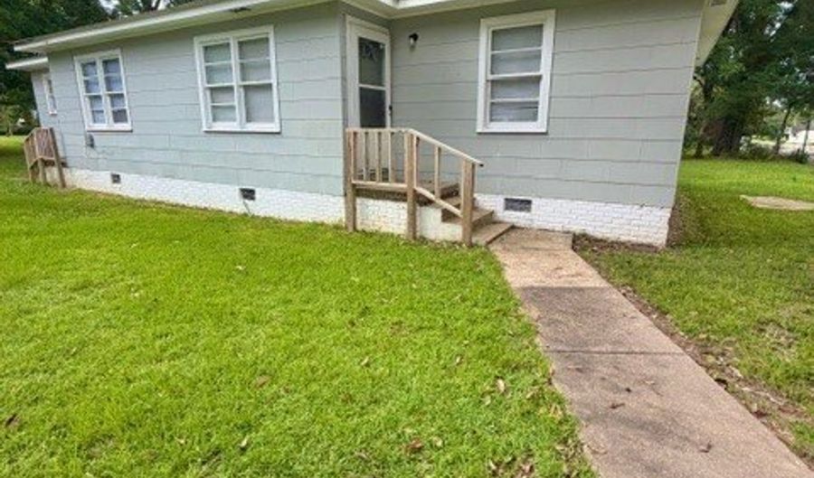 303 3rd Ave SE, Aliceville, AL 35442 - 5 Beds, 3 Bath
