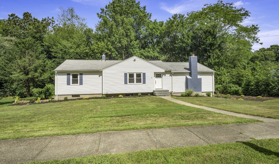 31 Roslyn Dr, Cheshire, CT 06410 - 3 Beds, 2 Bath