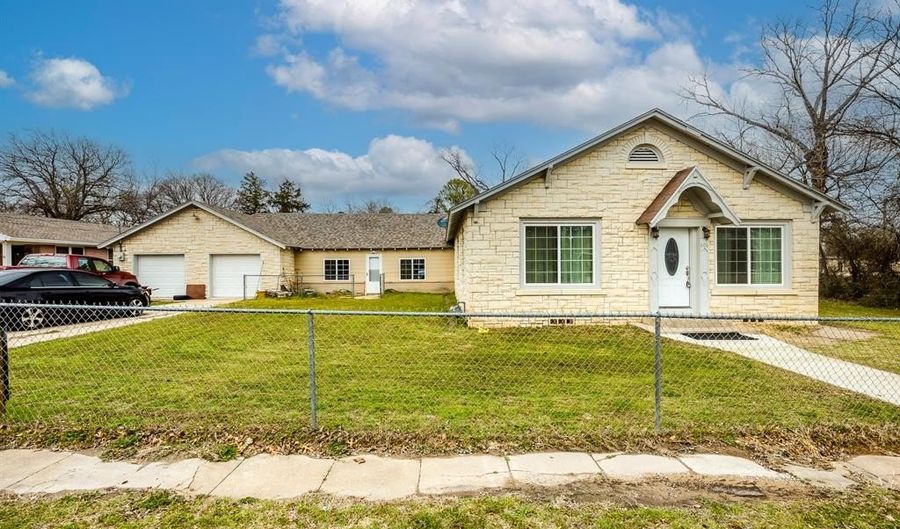 406 W Franklin St, Alvord, TX 76225 - 3 Beds, 3 Bath