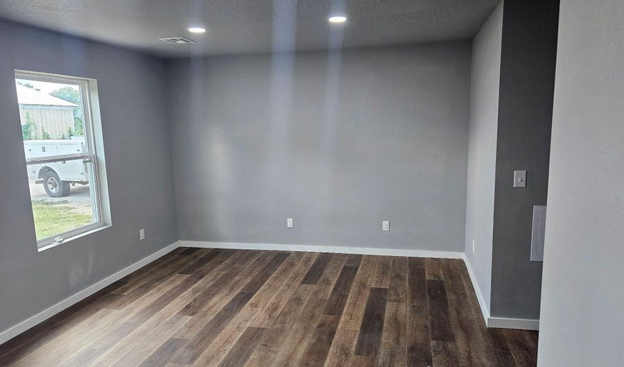 510 W 2nd St, Baxter Springs, KS 66713 - 2 Beds, 1 Bath