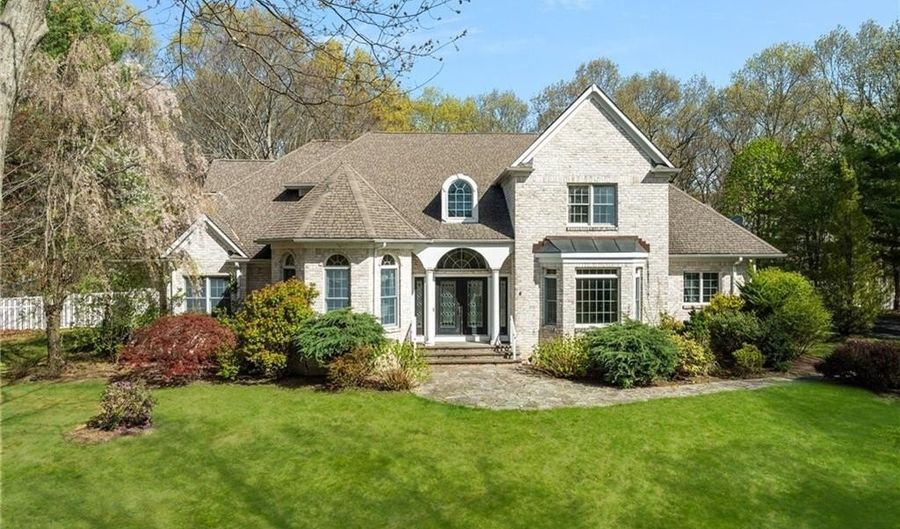 4 Christopher Dr, Lincoln, RI 02865 - 5 Beds, 4 Bath