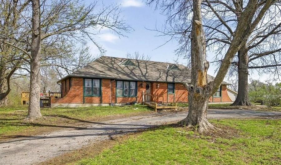 15116 Chestnut St, Basehor, KS 66007 - 4 Beds, 2 Bath