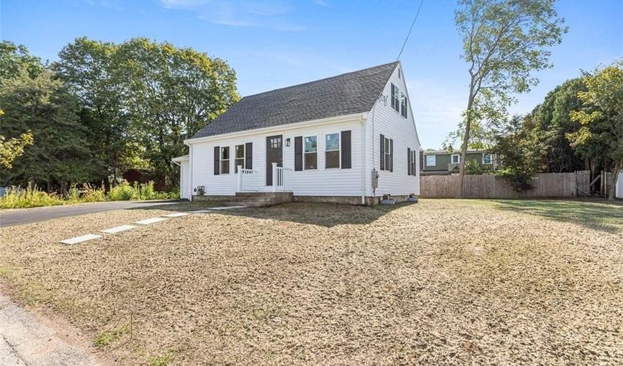 5 Taylor Ct, Cumberland, RI 02864 - 2 Beds, 2 Bath