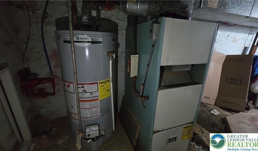 909 N 6th St, Allentown, PA 18102 - 3 Beds, 2 Bath