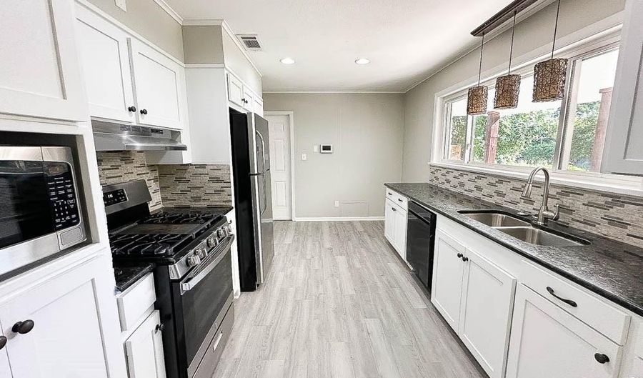 7040 Creswell Dr, Shreveport, LA 71106 - 3 Beds, 3 Bath
