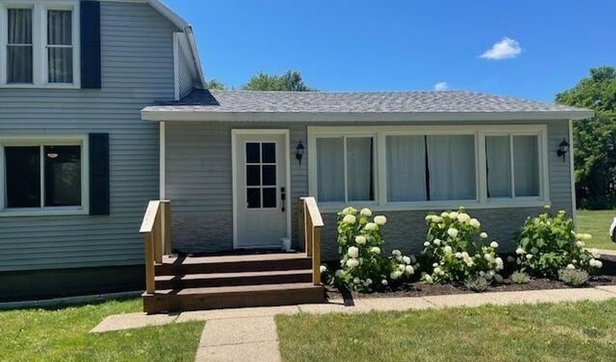 1076 38th St, Allegan, MI 49010 - 3 Beds, 1 Bath