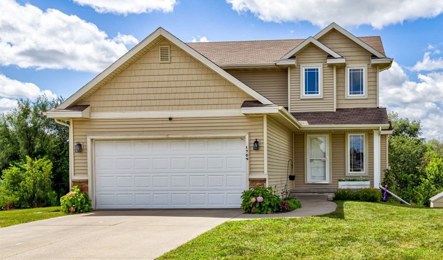 1704 31st Ave SW, Altoona, IA 50009 - 3 Beds, 4 Bath