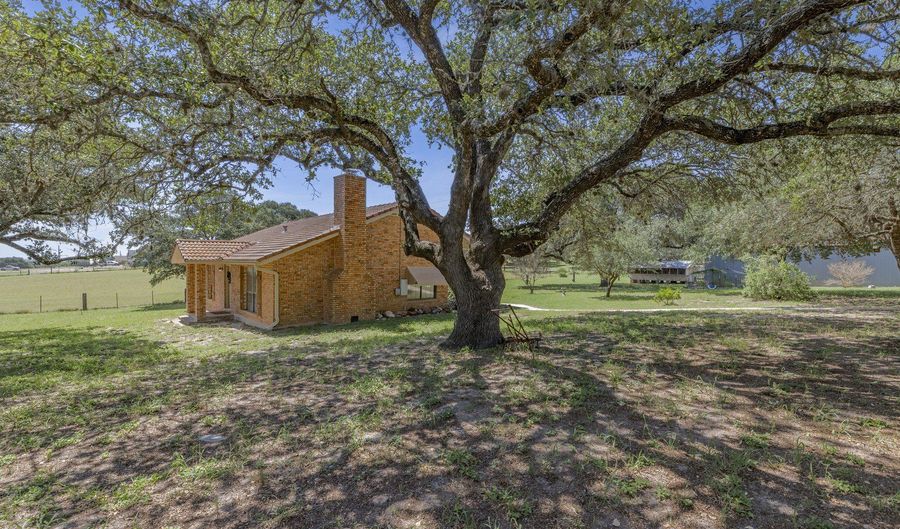 138 BIG OAK Dr, Adkins, TX 78101 - 3 Beds, 2 Bath